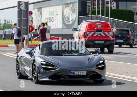 Nürburg, Germania - Vista su una McLaren 720S grigia che guida su una strada. Foto Stock