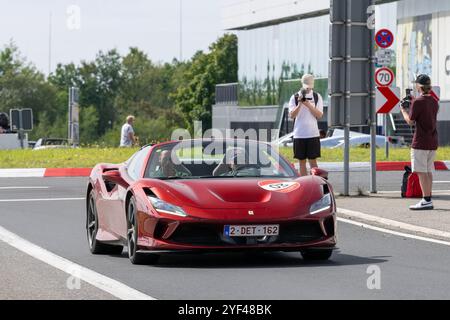 Nürburg, Germania - Vista su una Ferrari F8 Spider rossa che guida su una strada. Foto Stock