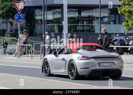 Nürburg, Germania - Vista su una Porsche 718 Spyder grigia che guida su una strada. Foto Stock