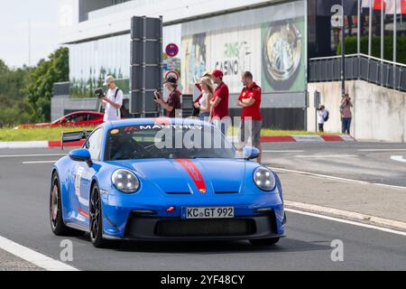 Nürburg, Germania - Guarda su una Porsche 992 GT3 Manthey-Racing blu che guida su una strada. Foto Stock