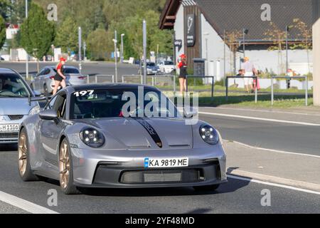 Nürburg, Germania - Vista su una Porsche 992 GT3 grigia che guida su una strada. Foto Stock