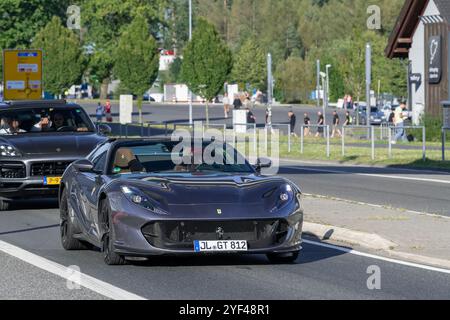 Nürburg, Germania - Vista su una Ferrari 812 GTS grigia che guida su una strada. Foto Stock