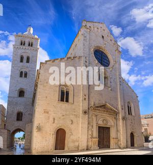 Cattedrale di Barletta in Puglia: Veduta della facciata principale con il campanile. Foto Stock