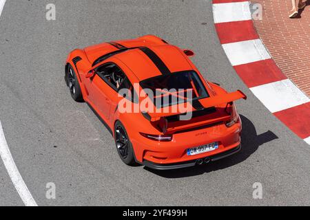 Monte Carlo, Monaco - Vista su una Porsche 991 GT3 RS arancione che guida su strada nel tornante Fairmont. Foto Stock