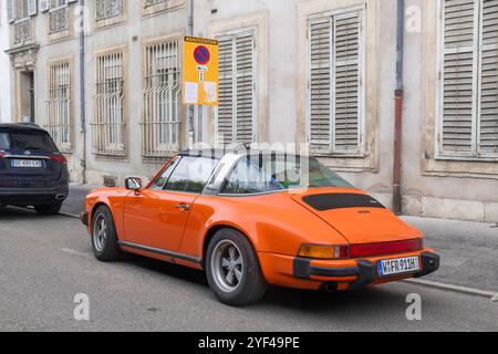 Nancy, Francia - Vista su una Porsche 911 targa arancione parcheggiata su una strada. Foto Stock