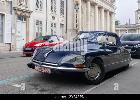 Nancy, Francia - Vista su un Citroën DS Cabriolet blu parcheggiato in una strada. Foto Stock