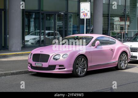 Basilea, Svizzera - Vista su una Bentley Continental GT Speed rosa parcheggiata su una strada. Foto Stock