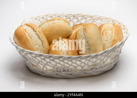 Frische Brötchen im Korb , Deutschland, 03.11.2024, Food, Ein Korb mit mehreren frischen Brötchen auf einem Weißen Hintergrund, perfekt für Frühstück und Bäckereiprodukte. *** Panini di pane fresco in un cestino, Germania, 03 11 2024, cibo, Un cestino con diversi panini freschi su sfondo bianco, perfetto per la colazione e prodotti da forno Foto Stock
