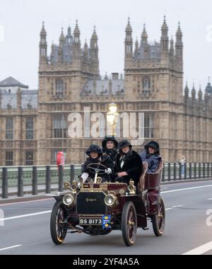 Westminster Bridge, Londra, Regno Unito. 3 novembre 2024. La corsa automobilistica London to Brighton Veteran Car Run 2024 di RM Sotheby inizia il suo viaggio di 60 miglia, partendo da Hyde Park e attraversando rapidamente il ponte di Westminster accanto alle Houses of Parliament. Le auto in corsa vanno dal 1894 al 1905. Immagine: 1904 Peugeot del Ladies Automobile Club, festeggia il suo 120° anno, guidato da Kelsie Whittermore. Crediti: Malcolm Park/Alamy Live News Foto Stock