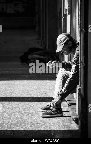 Bologna, Italia - 6 ottobre 2024: Un uomo per strada a Bologna di fronte alla famosa Università di Bologna Foto Stock