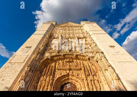 Valladolid, Spagna. 17 agosto 2024. Facciata principale in stile gotico Isabellino della Chiesa di San Pablo Foto Stock