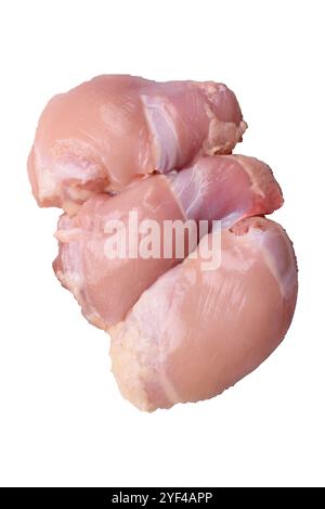 Filetti di coscia di pollo crudi freschi con sale, spezie ed erbe aromatiche su sfondo bianco Foto Stock