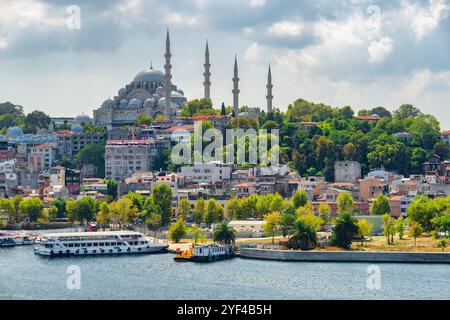 Vista della Moschea di Suleymaniye attraverso il Corno d'Oro Foto Stock