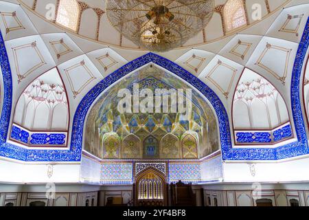 L'interno della Moschea Bolo-Hauz è decorato con volte in stile muqarnas, in particolare nell'anticamera adiacente al mihrab. La moschea di Bolo-Hauz è una Foto Stock