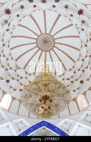 Gli interni della Moschea Bolo-Hauz sono decorati con volte in stile muqarnas, in particolare nell'anticamera adiacente al mihrab. La moschea di Bolo-Hauz è una Foto Stock