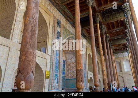 Vista del grande ingresso alla storica moschea Bolo Haouz a Bukhara, Uzbekistan. Costruito nel 1712, situato vicino alla cittadella di Ark, è anche conosciuto Foto Stock