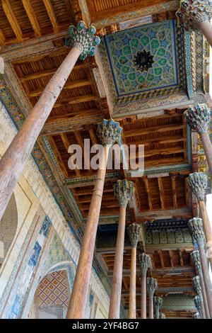 Vista del grande ingresso alla storica moschea Bolo Haouz a Bukhara, Uzbekistan. Costruito nel 1712, situato vicino alla cittadella di Ark, è anche conosciuto Foto Stock