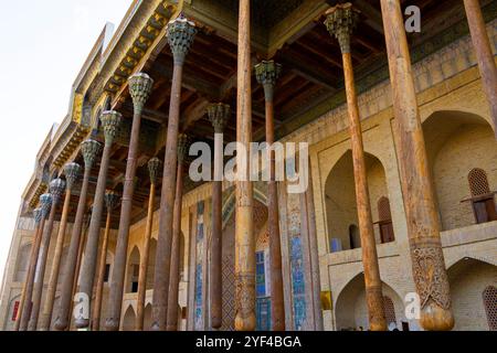 Vista del grande ingresso alla storica moschea Bolo Haouz a Bukhara, Uzbekistan. Costruito nel 1712, situato vicino alla cittadella di Ark, è anche conosciuto Foto Stock