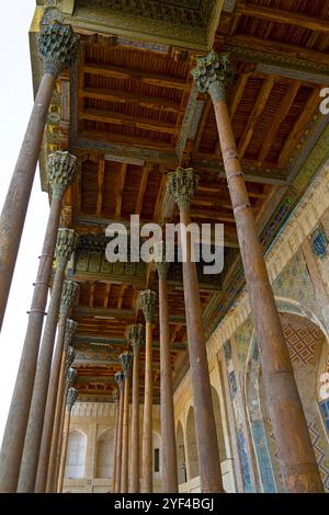 Vista del grande ingresso alla storica moschea Bolo Haouz a Bukhara, Uzbekistan. Costruito nel 1712, situato vicino alla cittadella di Ark, è anche conosciuto Foto Stock