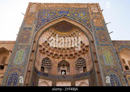 Ingresso principale alla Madrasa Abdullakhan (istituto educativo) o alla Madrassah Abdulaziz Khan, alla città vecchia di Bukhara, Uzbekistan. La madrasa Abdullakhan è loc Foto Stock