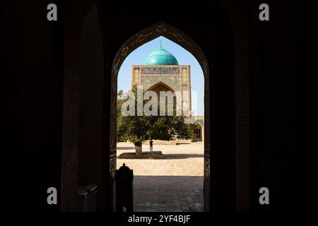 Ammira la storica moschea di Kalyan, il luogo principale nella sacra Bukhara. La moschea di Kalyan, che compone poi-Kalyan Ensemble, è la moschea centrale del santo B. Foto Stock