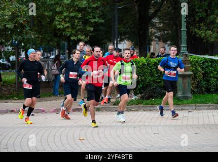 Corridori alla maratona e mezza maratona dell'aeroporto di Bruxelles 2024, Elisabeth Park Koekelberg, Brusels, Belgio, 3 novembre, 2024 Foto Stock