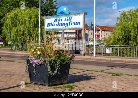 Cartello indicante il punto di partenza per la gita in barca all'isola di Blue Maiden (Bla Jungfrun), nel porto di Oskarshamn, Kalmar län, Svezia. Foto Stock