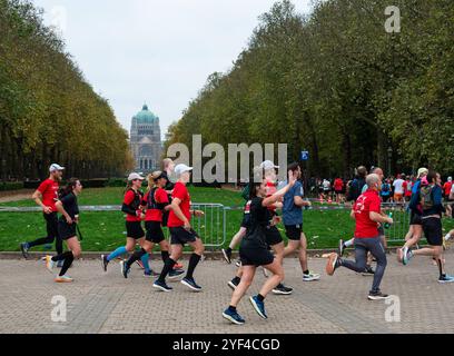 Corridori alla maratona e mezza maratona dell'aeroporto di Bruxelles 2024, Elisabeth Park Koekelberg, Brusels, Belgio, 3 novembre, 2024 Foto Stock