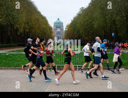 Corridori alla maratona e mezza maratona dell'aeroporto di Bruxelles 2024, Elisabeth Park Koekelberg, Brusels, Belgio, 3 novembre, 2024 Foto Stock