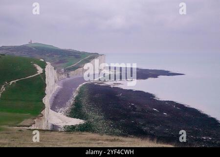 Birling Gap, Eastbourne, 2 novembre 2024. Un inizio di giornata umido e nuvoloso attraverso l'East Sussex. La scogliera di gesso crolla a Birling Gap a Eastbourne nell'East Sussex. Questo seguì un importante evento di movimento di massa costiera il 23 ottobre 2024, quando una sezione della scogliera di gesso crollò improvvisamente sulla spiaggia. Ai membri del pubblico è stato consigliato di rimanere ad almeno 5 metri di distanza dalla parete della scogliera per paura di un ulteriore fallimento della pendenza. Crediti: james jagger/Alamy Live News Foto Stock