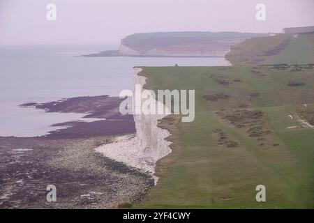 Birling Gap, Eastbourne, 2 novembre 2024. Un inizio di giornata umido e nuvoloso attraverso l'East Sussex. La scogliera di gesso crolla a Birling Gap a Eastbourne nell'East Sussex. Questo seguì un importante evento di movimento di massa costiera il 23 ottobre 2024, quando una sezione della scogliera di gesso crollò improvvisamente sulla spiaggia. Ai membri del pubblico è stato consigliato di rimanere ad almeno 5 metri di distanza dalla parete della scogliera per paura di un ulteriore fallimento della pendenza. Crediti: james jagger/Alamy Live News Foto Stock