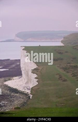 Birling Gap, Eastbourne, 2 novembre 2024. Un inizio di giornata umido e nuvoloso attraverso l'East Sussex. La scogliera di gesso crolla a Birling Gap a Eastbourne nell'East Sussex. Questo seguì un importante evento di movimento di massa costiera il 23 ottobre 2024, quando una sezione della scogliera di gesso crollò improvvisamente sulla spiaggia. Ai membri del pubblico è stato consigliato di rimanere ad almeno 5 metri di distanza dalla parete della scogliera per paura di un ulteriore fallimento della pendenza. Crediti: james jagger/Alamy Live News Foto Stock