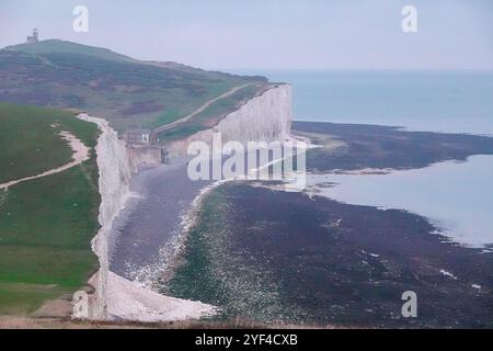 Birling Gap, Eastbourne, 2 novembre 2024. Un inizio di giornata umido e nuvoloso attraverso l'East Sussex. La scogliera di gesso crolla a Birling Gap a Eastbourne nell'East Sussex. Questo seguì un importante evento di movimento di massa costiera il 23 ottobre 2024, quando una sezione della scogliera di gesso crollò improvvisamente sulla spiaggia. Ai membri del pubblico è stato consigliato di rimanere ad almeno 5 metri di distanza dalla parete della scogliera per paura di un ulteriore fallimento della pendenza. Crediti: james jagger/Alamy Live News Foto Stock