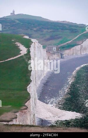 Birling Gap, Eastbourne, 2 novembre 2024. Un inizio di giornata umido e nuvoloso attraverso l'East Sussex. La scogliera di gesso crolla a Birling Gap a Eastbourne nell'East Sussex. Questo seguì un importante evento di movimento di massa costiera il 23 ottobre 2024, quando una sezione della scogliera di gesso crollò improvvisamente sulla spiaggia. Ai membri del pubblico è stato consigliato di rimanere ad almeno 5 metri di distanza dalla parete della scogliera per paura di un ulteriore fallimento della pendenza. Crediti: james jagger/Alamy Live News Foto Stock