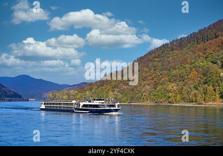 Panorama della valle di Wachau (patrimonio dell'umanità dell'UNESCO) con nave sul fiume Danubio nella bassa Austria, Austria Foto Stock