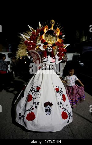 Oaxaca, Messico; 02.11.2024.- i residenti del quartiere Candiani nella città di Oaxaca si mettono in strada in costume e accompagnati da bande musicali per onorare il loro defunto. Inizia con una breve cerimonia a Santa Muerte e tra un drink e la musica camminano per le strade. Il giorno della celebrazione dei morti in alcune aree di questo Stato della Repubblica messicana dura quasi la metà del mese. Foto: Juan Carlos Rojas. Foto: Juan Carlos Rojas Foto Stock