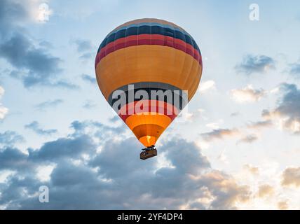 Vista ravvicinata di una mongolfiera colorata all'alba Foto Stock