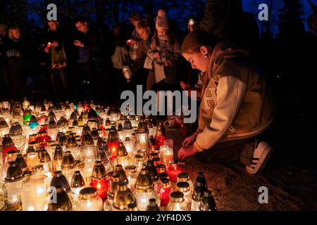 Breslavia, Breslavia, Polonia. 1 novembre 2024. Il 1° e 2 novembre, i cattolici in Polonia osservano la giornata di tutti i Santi e la giornata di tutte le anime. È il momento di visitare le tombe dei propri cari, le candele luminose e i fiori giacenti. Folle di residenti della città visitano i cimiteri per ricordare e onorare i loro familiari e amici deceduti. (Credit Image: © Krzysztof Zatycki/ZUMA Press Wire) SOLO PER USO EDITORIALE! Non per USO commerciale! Foto Stock