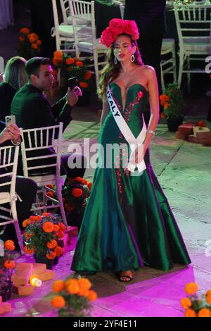 Città del Messico, Messico. 1 novembre 2024. Miss Italy Glelany Cavalcante cammina sulla pista durante il Gala di Miss Universo Catrinas all'Antiguo Colegio de las Vizcainas a città del Messico, Messico, il 1° novembre 2024. (Foto di Yamak Perea/ Eyepix Group) (foto di Eyepix/NurPhoto) crediti: NurPhoto SRL/Alamy Live News Foto Stock