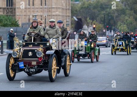 Londra, Regno Unito. 3 novembre 2024. Partecipanti a a (L) 1903 Panhard et Levassor, proprietario Richard Whittemore, sul ponte di Westminster durante la 128a London to Brighton Veteran Car Run. I veicoli d'epoca precedenti al 1905 celebrano l'Emancipation Run e il Locomotives on Highway Act, aumentando il limite di velocità da 4 mph a 14 mph, eliminando la necessità che i veicoli siano preceduti da un uomo che sventolava una bandiera rossa di avvertimento, dando agli automobilisti la libertà della strada. Quest'anno, l'evento celebra i 120 anni del Ladies Automobile Club. Crediti: Stephen Chung / Alamy Live News Foto Stock