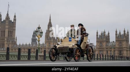 Westminster Bridge, Londra, Regno Unito. 3 novembre 2024. La corsa automobilistica London to Brighton Veteran Car Run 2024 di RM Sotheby inizia il suo viaggio di 60 miglia, partendo da Hyde Park e attraversando rapidamente il ponte di Westminster accanto alle Houses of Parliament. Le auto in corsa vanno dal 1894 al 1905. Crediti: Malcolm Park/Alamy Live News Foto Stock