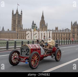 Westminster Bridge, Londra, Regno Unito. 3 novembre 2024. La corsa automobilistica London to Brighton Veteran Car Run 2024 di RM Sotheby inizia il suo viaggio di 60 miglia, partendo da Hyde Park e attraversando rapidamente il ponte di Westminster accanto alle Houses of Parliament. Le auto in corsa vanno dal 1894 al 1905. Immagine: 1904 Fiat 130 HP Racing a due posti. Crediti: Malcolm Park/Alamy Live News Foto Stock