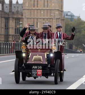 Westminster Bridge, Londra, Regno Unito. 3 novembre 2024. La corsa automobilistica London to Brighton Veteran Car Run 2024 di RM Sotheby inizia il suo viaggio di 60 miglia, partendo da Hyde Park e attraversando rapidamente il ponte di Westminster accanto alle Houses of Parliament. Le auto in corsa vanno dal 1894 al 1905. Crediti: Malcolm Park/Alamy Live News Foto Stock