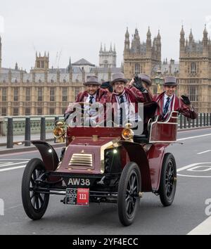 Westminster Bridge, Londra, Regno Unito. 3 novembre 2024. La corsa automobilistica London to Brighton Veteran Car Run 2024 di RM Sotheby inizia il suo viaggio di 60 miglia, partendo da Hyde Park e attraversando rapidamente il ponte di Westminster accanto alle Houses of Parliament. Le auto in corsa vanno dal 1894 al 1905. Crediti: Malcolm Park/Alamy Live News Foto Stock