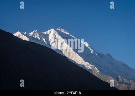 Vista panoramica della cima innevata del Rakaposhi nella catena montuosa del Karakoram vista da Karimabad, Gilgit-Baltistan, Pakistan Foto Stock