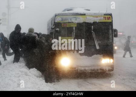 PETROPAVLOVSK CITY, PENISOLA DI KAMCHATKA, RUSSIA, 26 DICEMBRE 2017: Vita invernale della città durante una forte tempesta invernale di neve, imbarco dei passeggeri alla fermata dell'autobus o Foto Stock