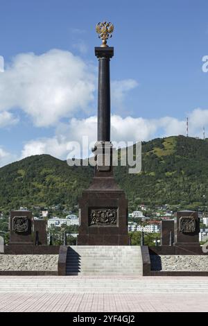 PETROPAVLOVSK-KAMCHATSKY, KAMCHATKA, RUSSIA, SEP 07, 2015: Vista panoramica della città della stele della gloria militare sulla città di Petropavlovsk-Kamchatsky su a S. Foto Stock