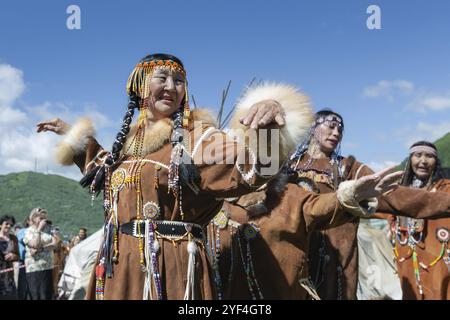 PETROPAVLOVSK CITY, PENISOLA DI KAMCHATKA, RUSSIA, 11 LUGLIO 2015: Donne in abbigliamento nazionale aborigeno di Kamchatka espressione danza. Concerto pubblico n Foto Stock