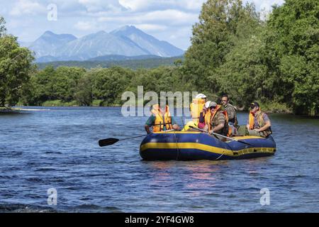 FAST RIVER, PENISOLA DI KAMCHATKA, ESTREMO ORIENTE RUSSO, 25 LUGLIO 2016: Rafting estivo sulla Kamchatka, gruppo di turisti, viaggiatori che galleggiano sul fiume calmo Foto Stock