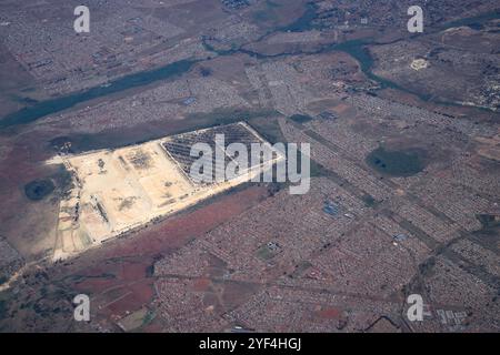 Miniera di Johannesburg, Sud Africa Vista aerea di un'area residenziale adiacente a una miniera nella periferia di Johannesburg, Sud Africa, il 2 novembre 2024. A Johannesburg, molte aree residenziali si trovano vicino alle miniere, che sono grandi cumuli di materiale di scarto lasciato dalle miniere d'oro. Queste miniere contengono alti livelli di metalli pesanti tossici, come l'uranio e l'arsenico, e particelle di polvere fine che possono essere facilmente disperse dal vento, creando rischi per la salute delle comunità vicine. I residenti spesso soffrono di problemi respiratori, problemi alla pelle e aumento del rischio di cancro a causa del prolungamento Foto Stock